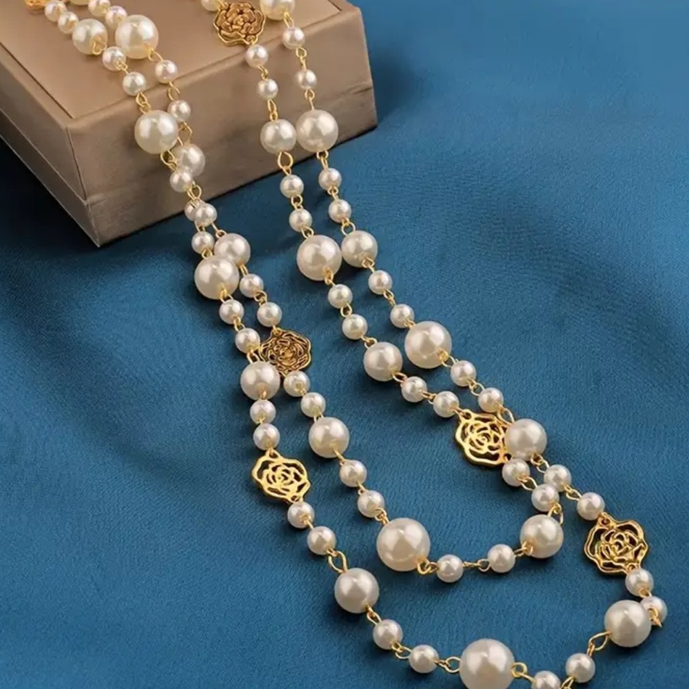 Elegant Pearl and Gold Necklace - Picture 3 of 6